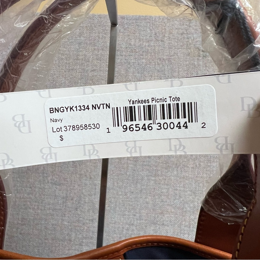 Dooney & Bourke MLB New York Yankees Picnic Tote NWT - Picture 9 of 15